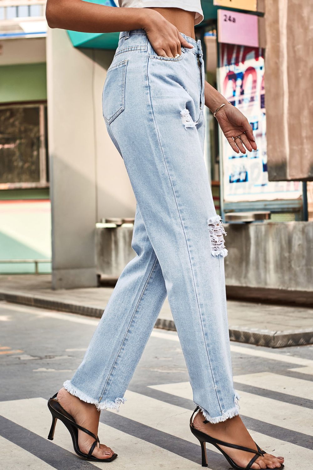 Distressed Buttoned Loose Fit Jeans - felvior