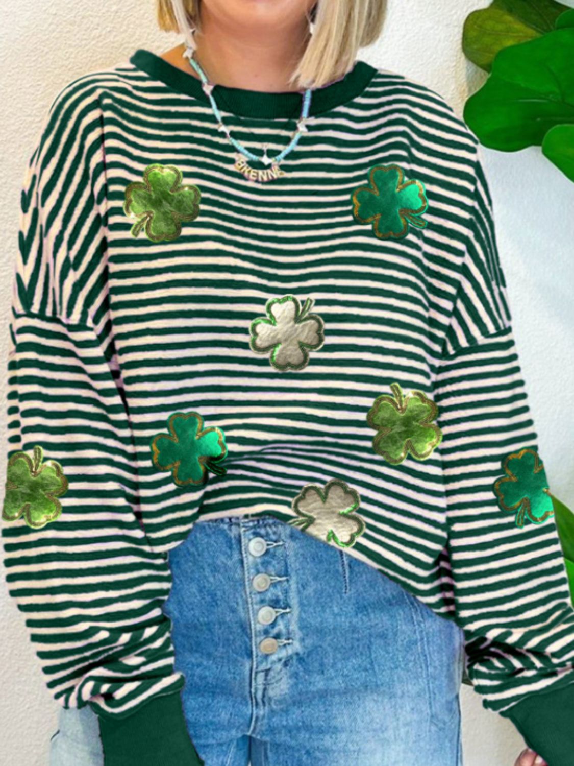 Gestreiftes Lucky Clover Sweatshirt mit überschnittenen Schultern Zweitbild