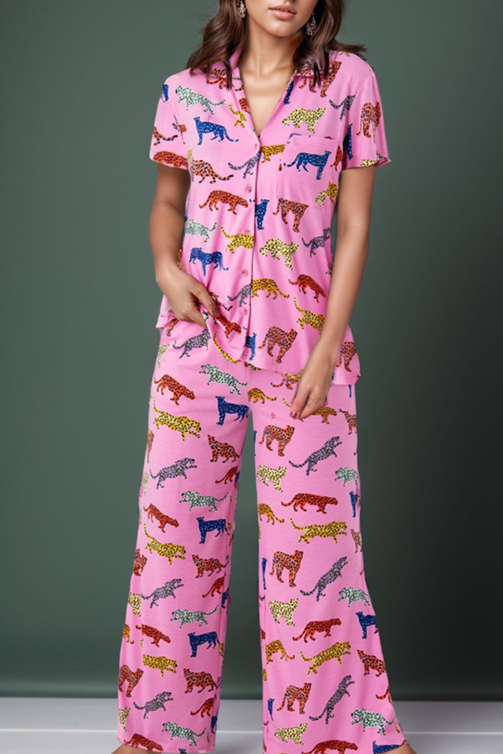 Ensemble de détente haut boutonné et pantalon motif animal Image secondaire du produit