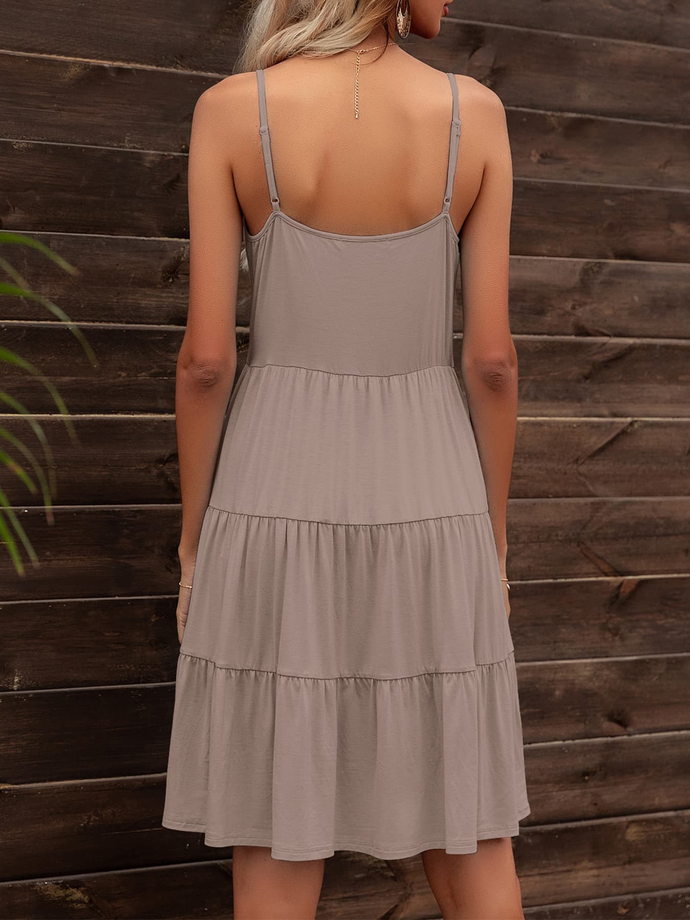 Stufenkleid mit Spaghettiträgern und V-Ausschnitt Zweitbild