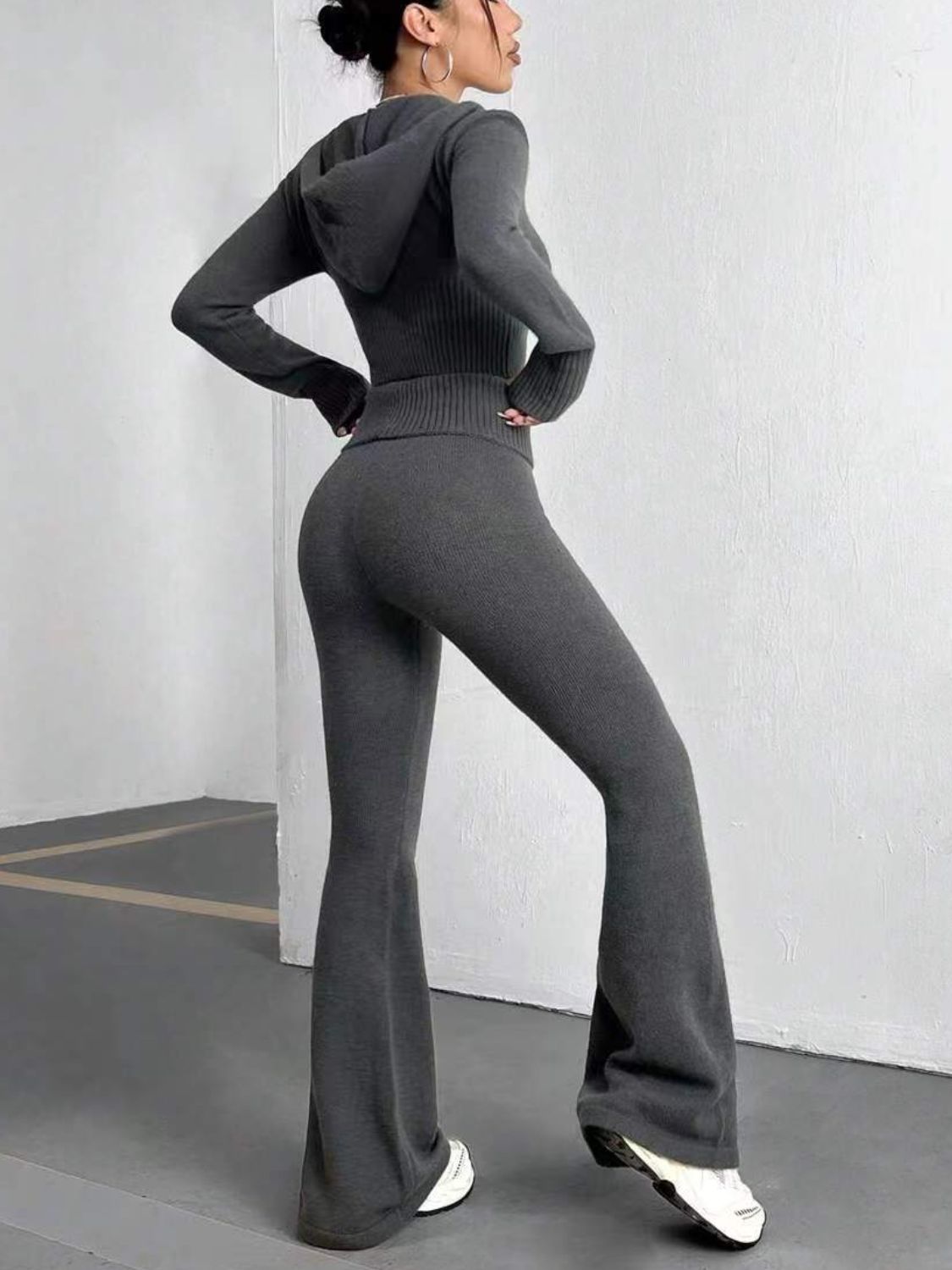 Set aus Kapuzenoberteil mit Reißverschluss und Schlaghose Zweitbild