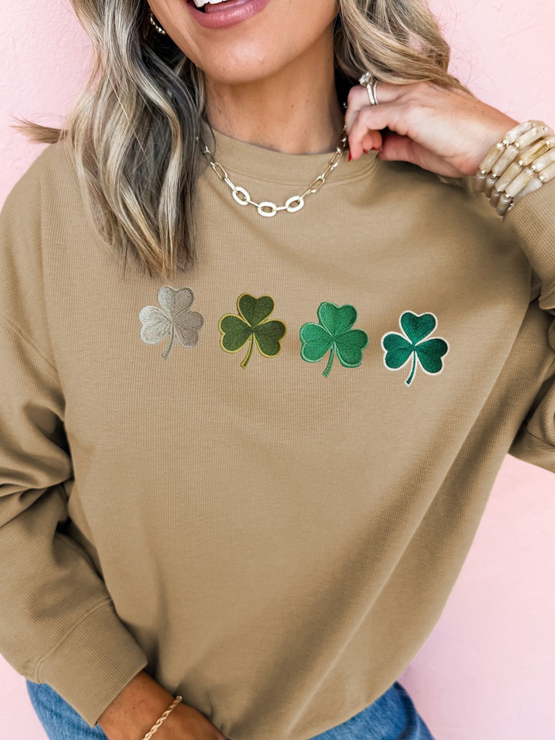 Embroidered Clover Pattern Round Neck Sweatshirt Hauptbild