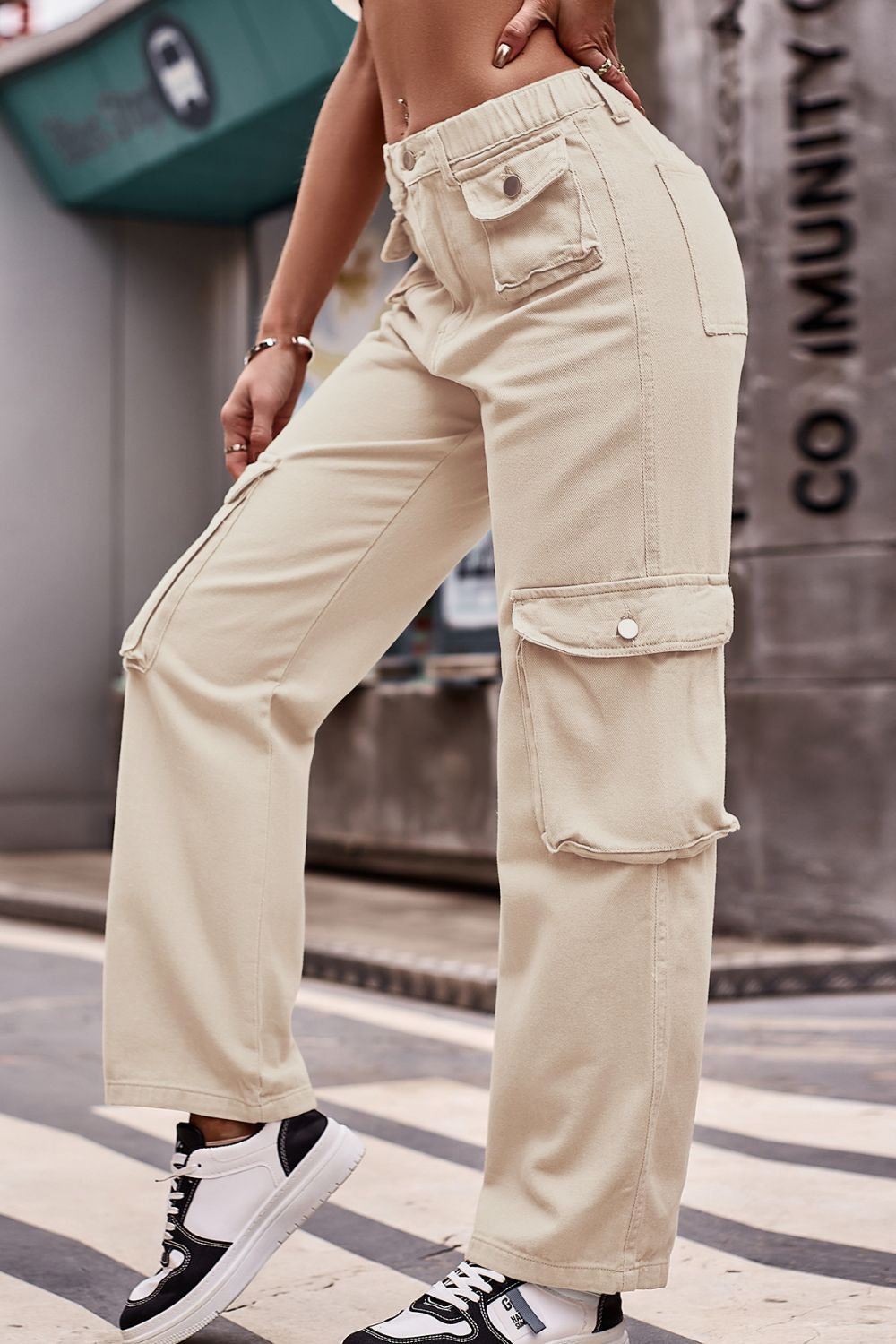 Buttoned Knee Pockets Loose Fit Jeans - felvior