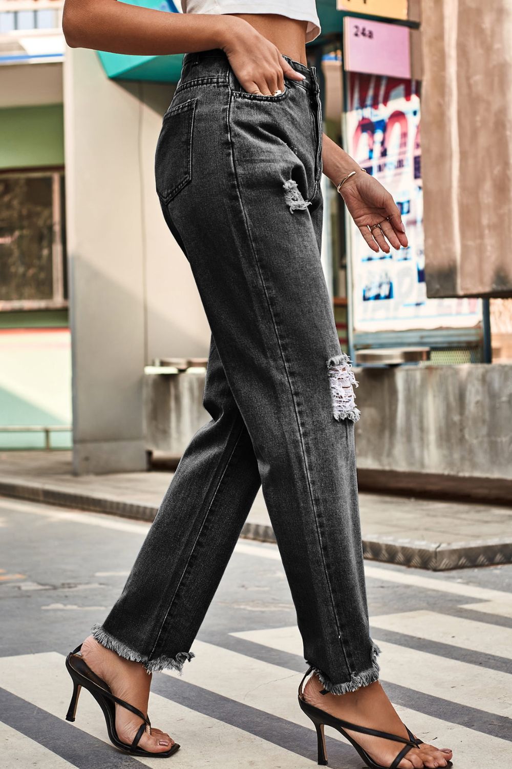 Distressed Buttoned Loose Fit Jeans - felvior