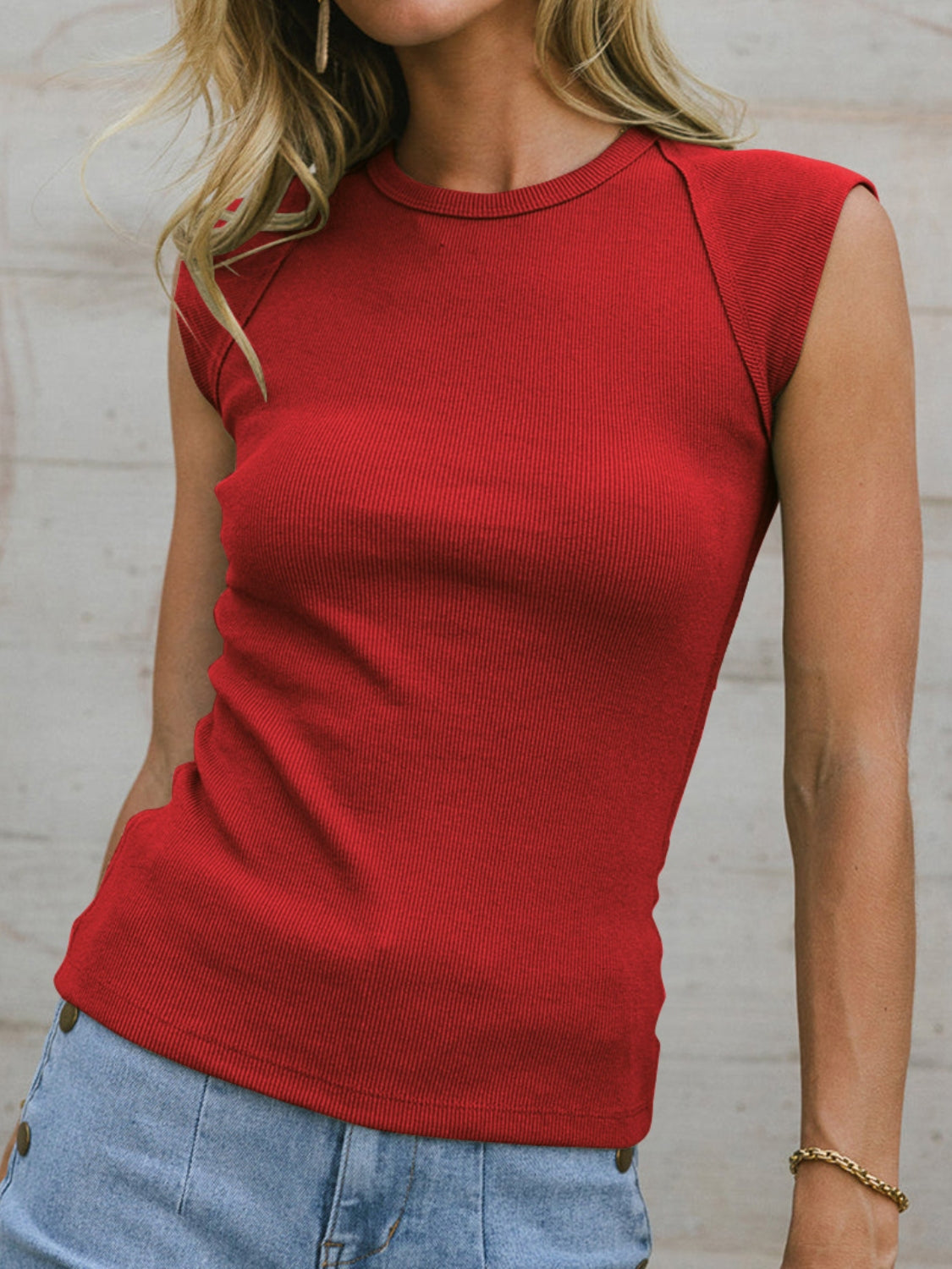 Geripptes, schmales Tanktop mit Rundhalsausschnitt Zweitbild