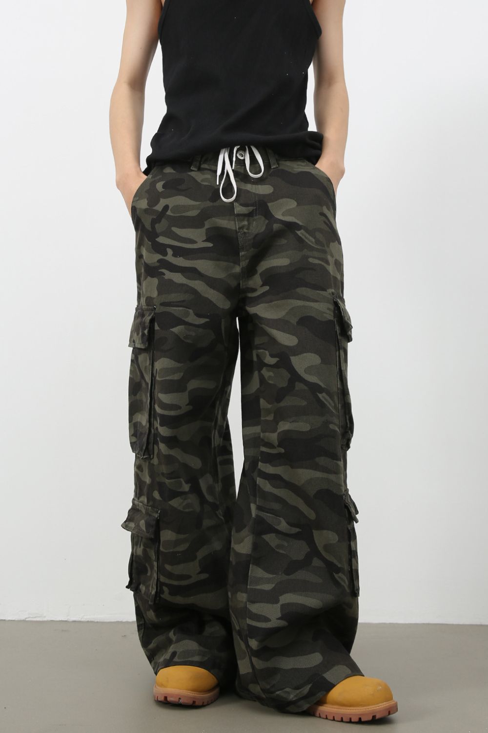 Men's Camouflage Wide Leg Jeans with Cargo Pockets - felvior