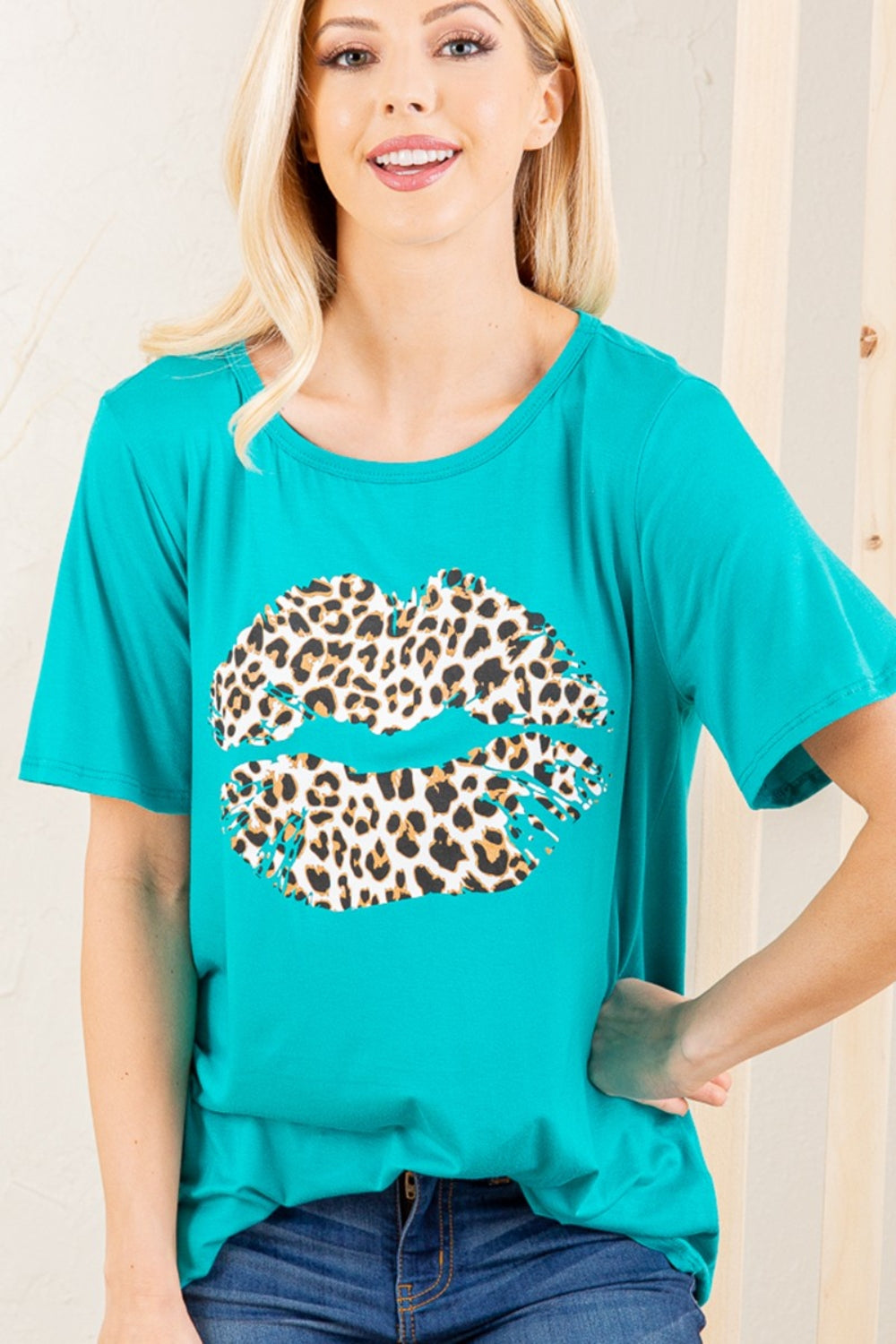 Heimish Full Size Leopard Lip Round Neck Short Sleeve T-Shirt Plus Size Hauptbild