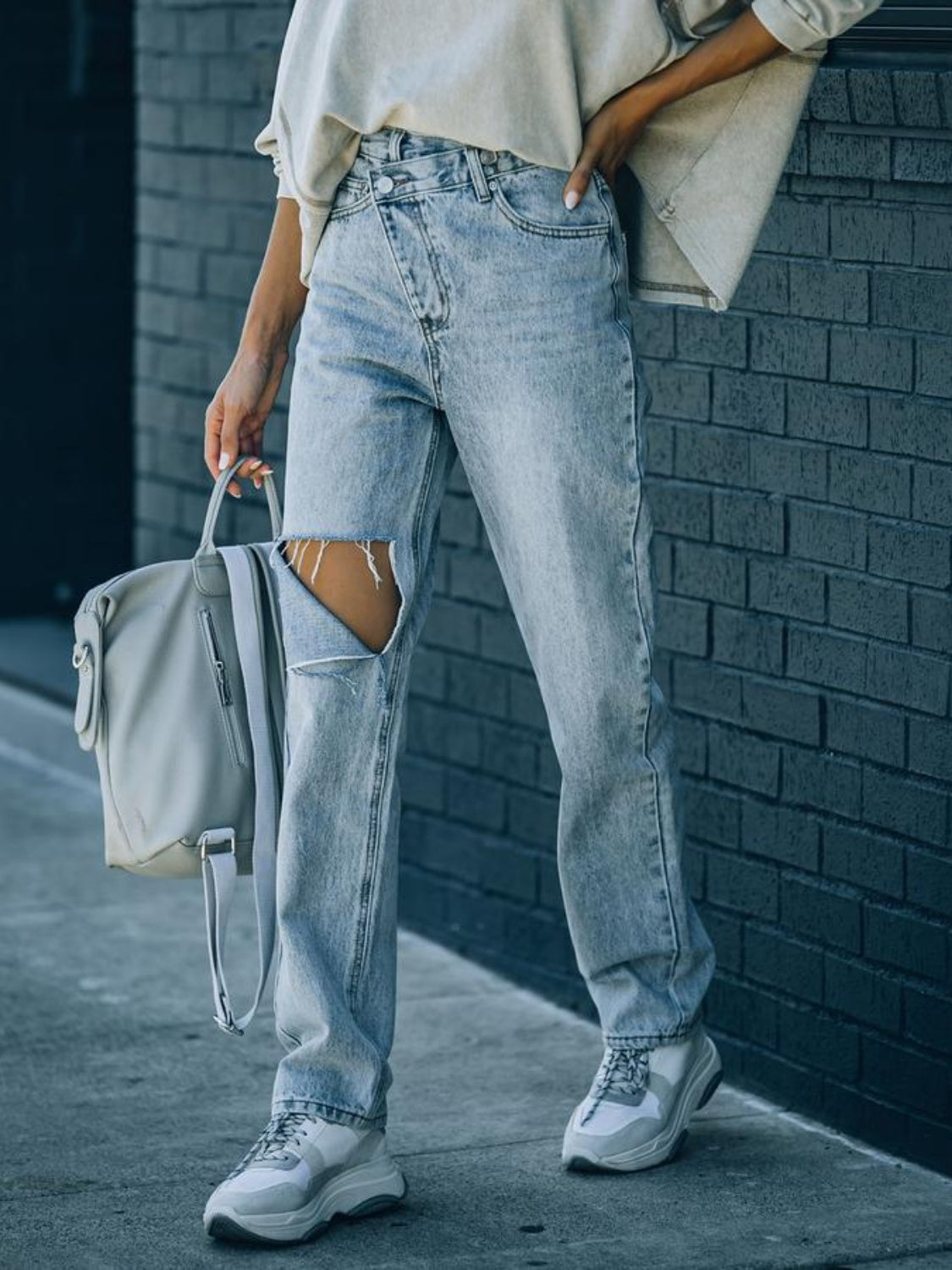 Distressed Asymmetric Waist Jeans - felvior