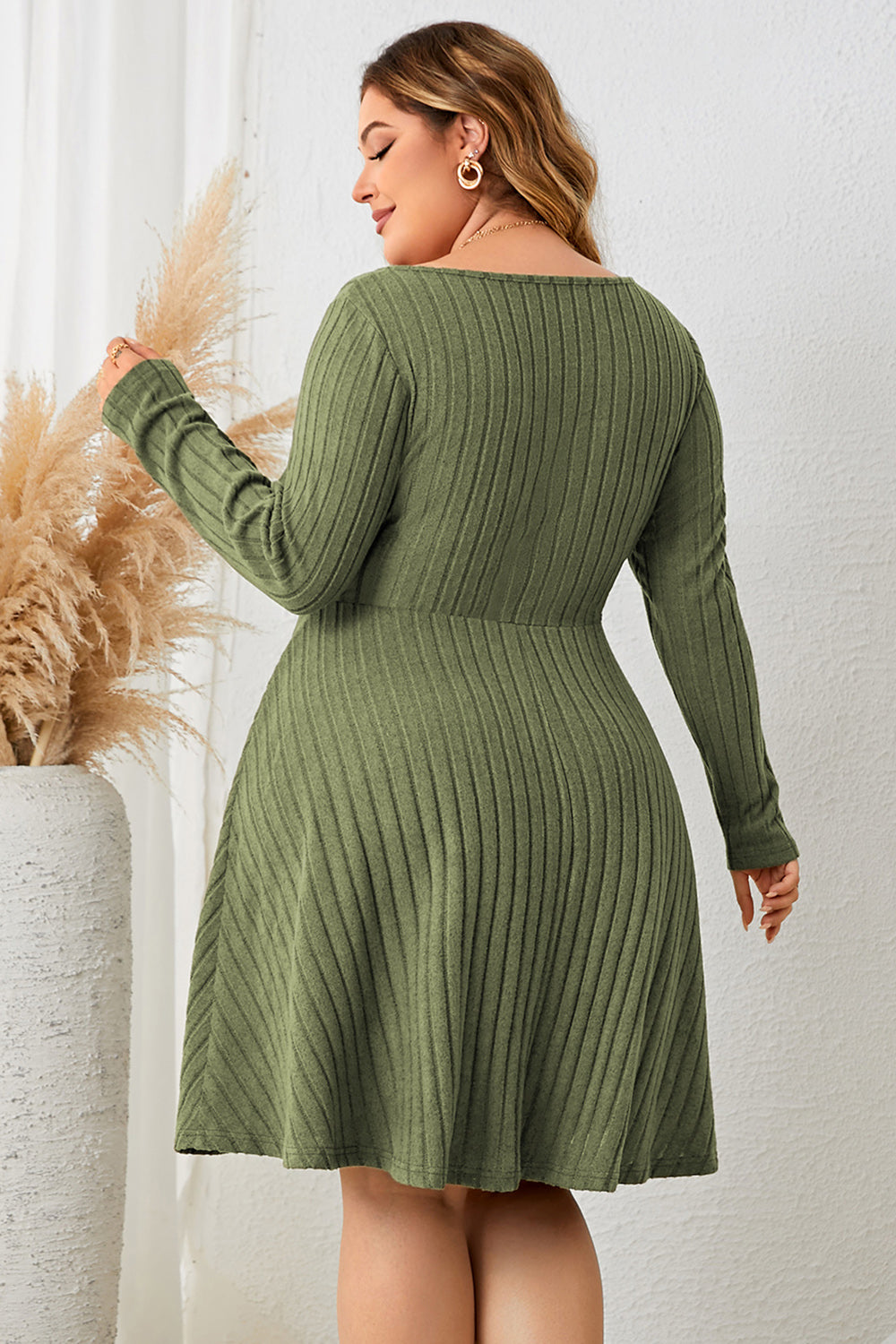 Honey Plus Size – Geripptes Kleid mit Herzausschnitt und langen Ärmeln Zweitbild
