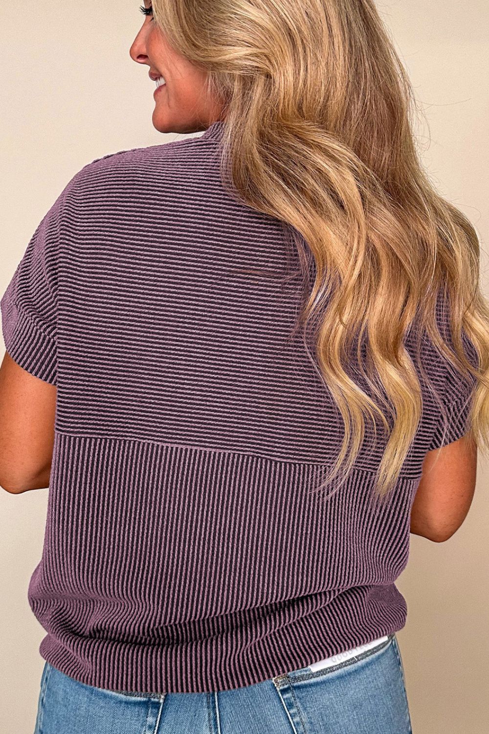 T-shirt à manches courtes et col montant en tricot côtelé Image secondaire du produit