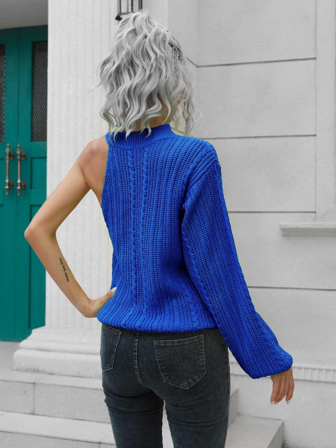 Asymmetrischer Pullover mit Rundhalsausschnitt und Zopfmuster Zweitbild