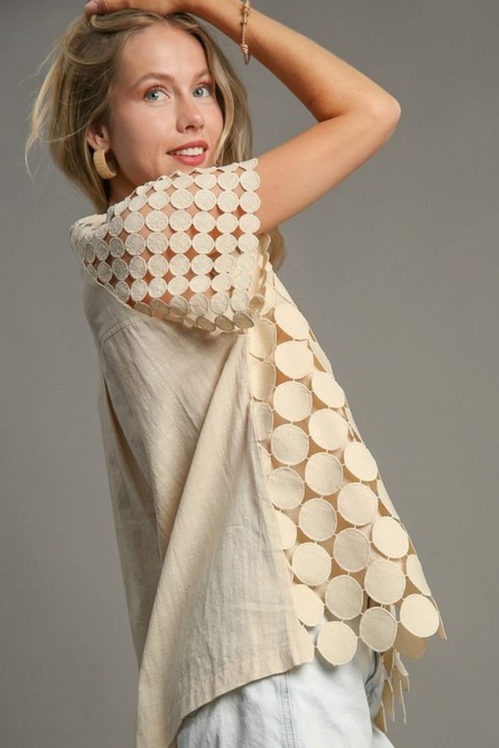 Haut Umgee à manches raglan et dentelle à pois mixtes, coupe carrée, grande taille Image secondaire du produit