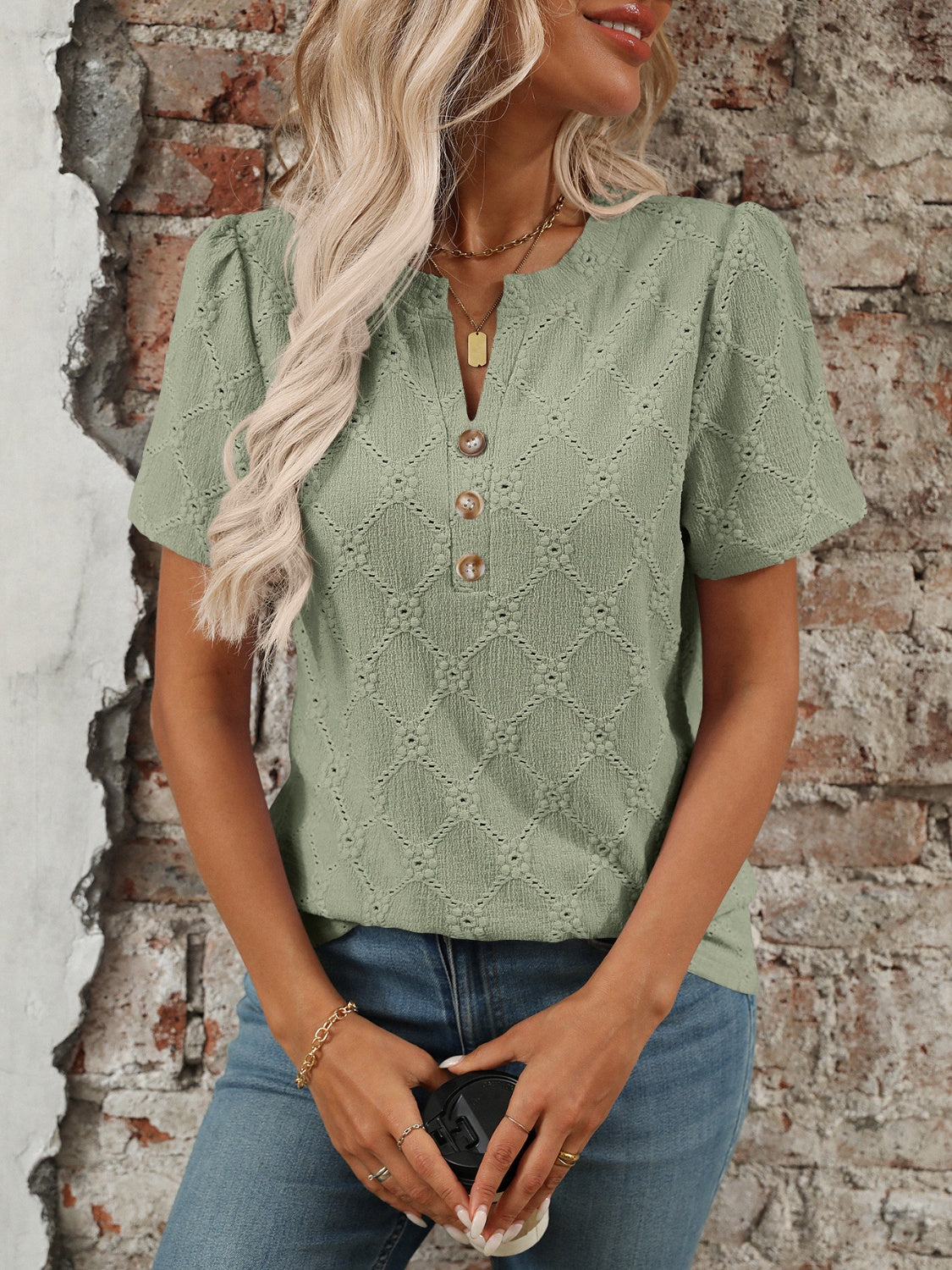 Eyelet Notched Short Sleeve Top Image principale du produit