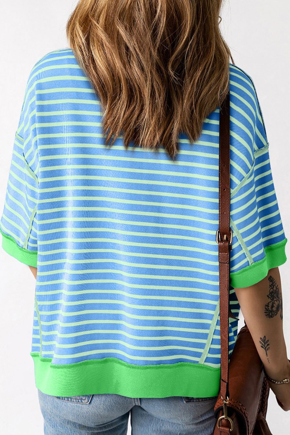 Gestreiftes Oversize-T-Shirt mit Kontrastbesatz und sichtbaren Nähten, High Low Zweitbild