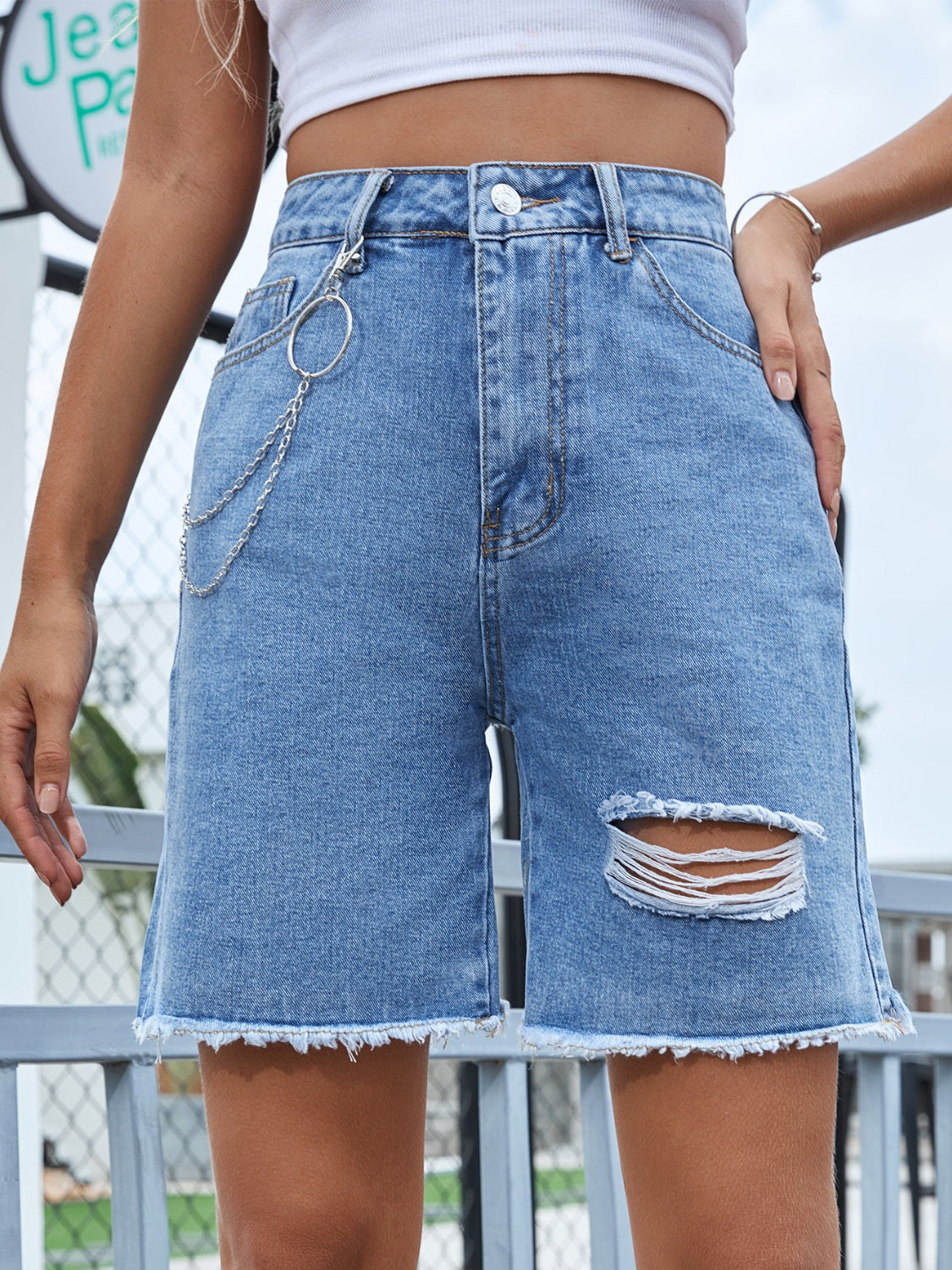 Distressed Raw Hem Denim Shorts - felvior
