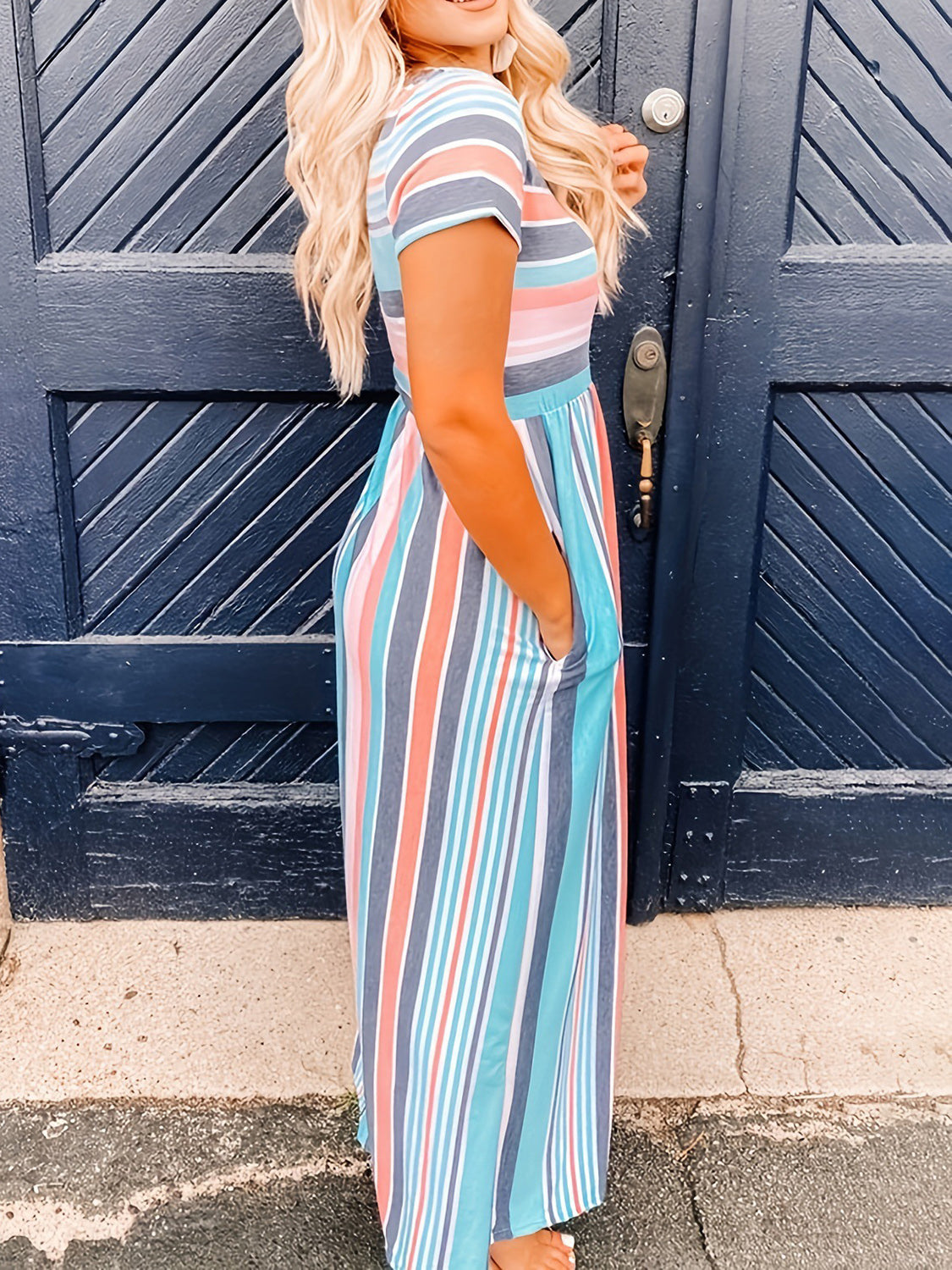 Gestreiftes Kleid mit Rundhalsausschnitt und kurzen Ärmeln in voller Größe Zweitbild