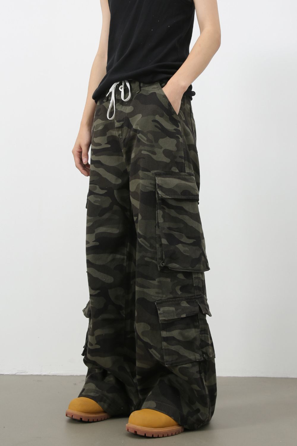 Men's Camouflage Wide Leg Jeans with Cargo Pockets - felvior