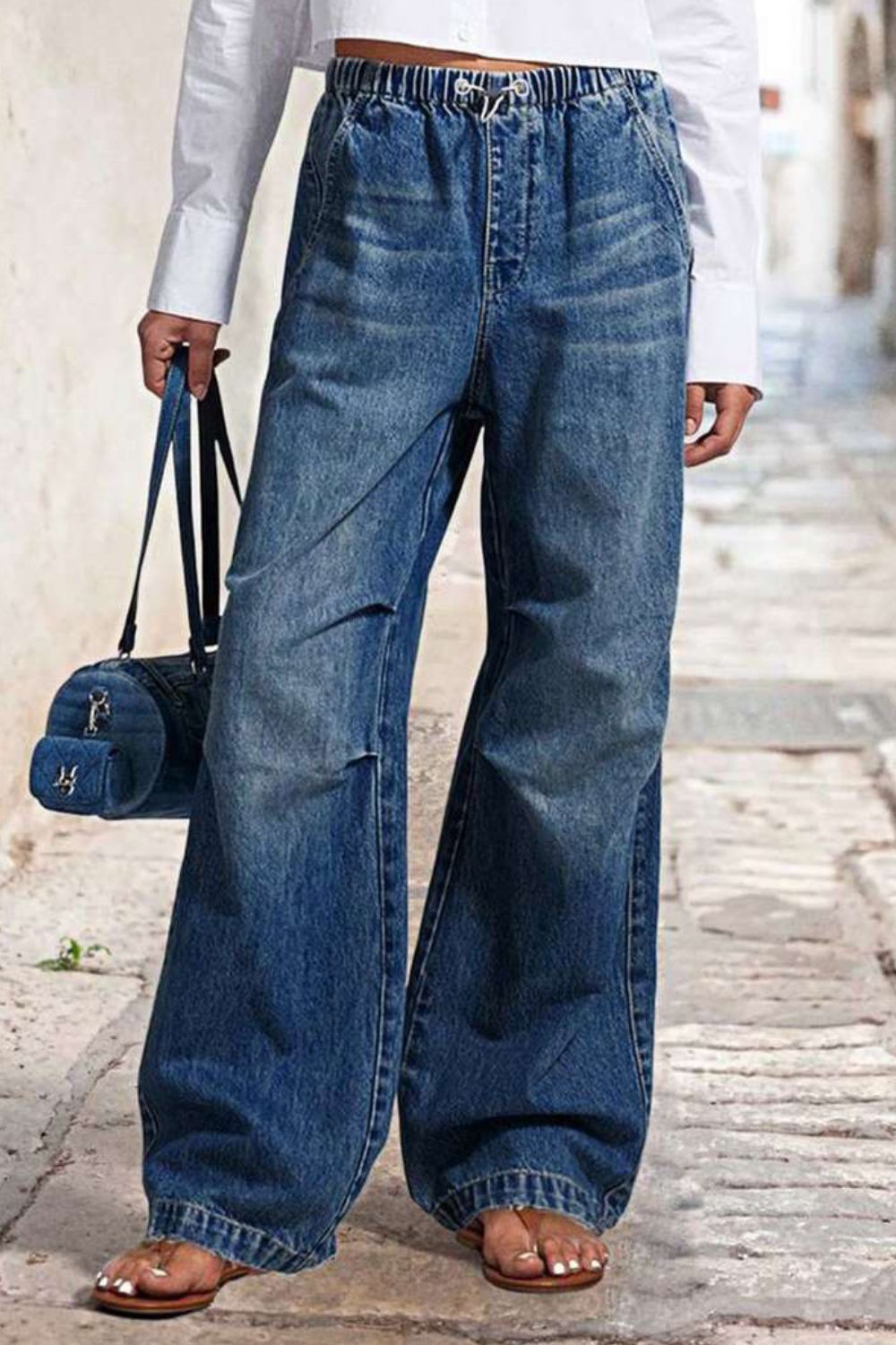 Geraffte Jeans mit weitem Bein und Kordelzug in der Taille Zweitbild