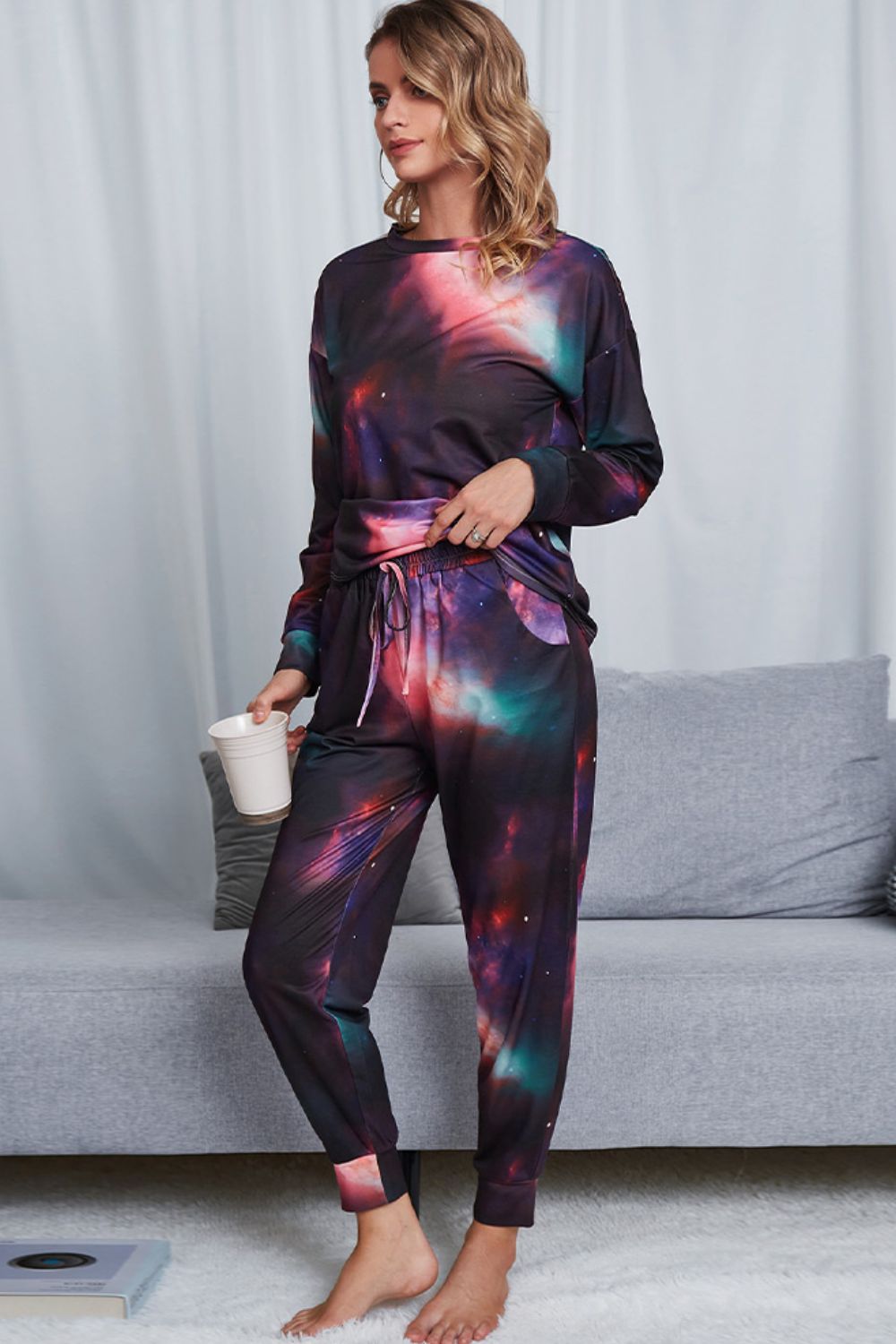 Ensemble de détente avec haut ras du cou tie-dye brillant et pantalon de jogging à cordon de serrage à la taille Image secondaire du produit