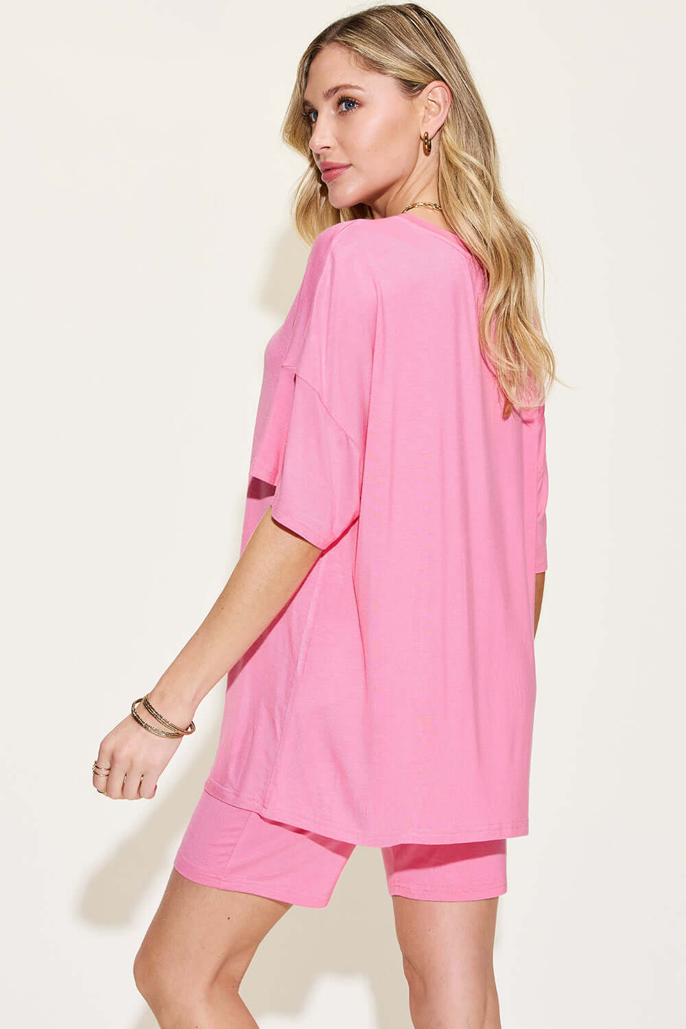 Ensemble t-shirt et short Basic Bae à col en V et épaules tombantes Image secondaire du produit