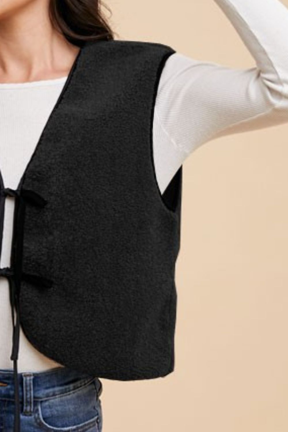 Annie Wear Gilet à col en V et détails noués Image secondaire du produit