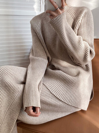 Set aus Oberteil mit Rollkragen und Raglanärmeln und Hose und Pullover Zweitbild