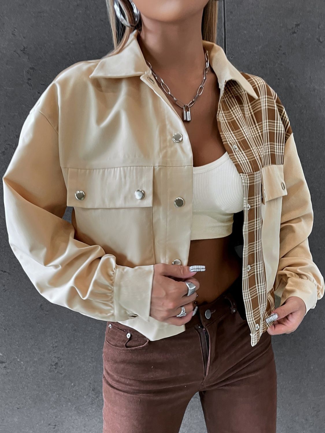 Karierte Jacke mit Druckknöpfen und Farbblockdesign Zweitbild