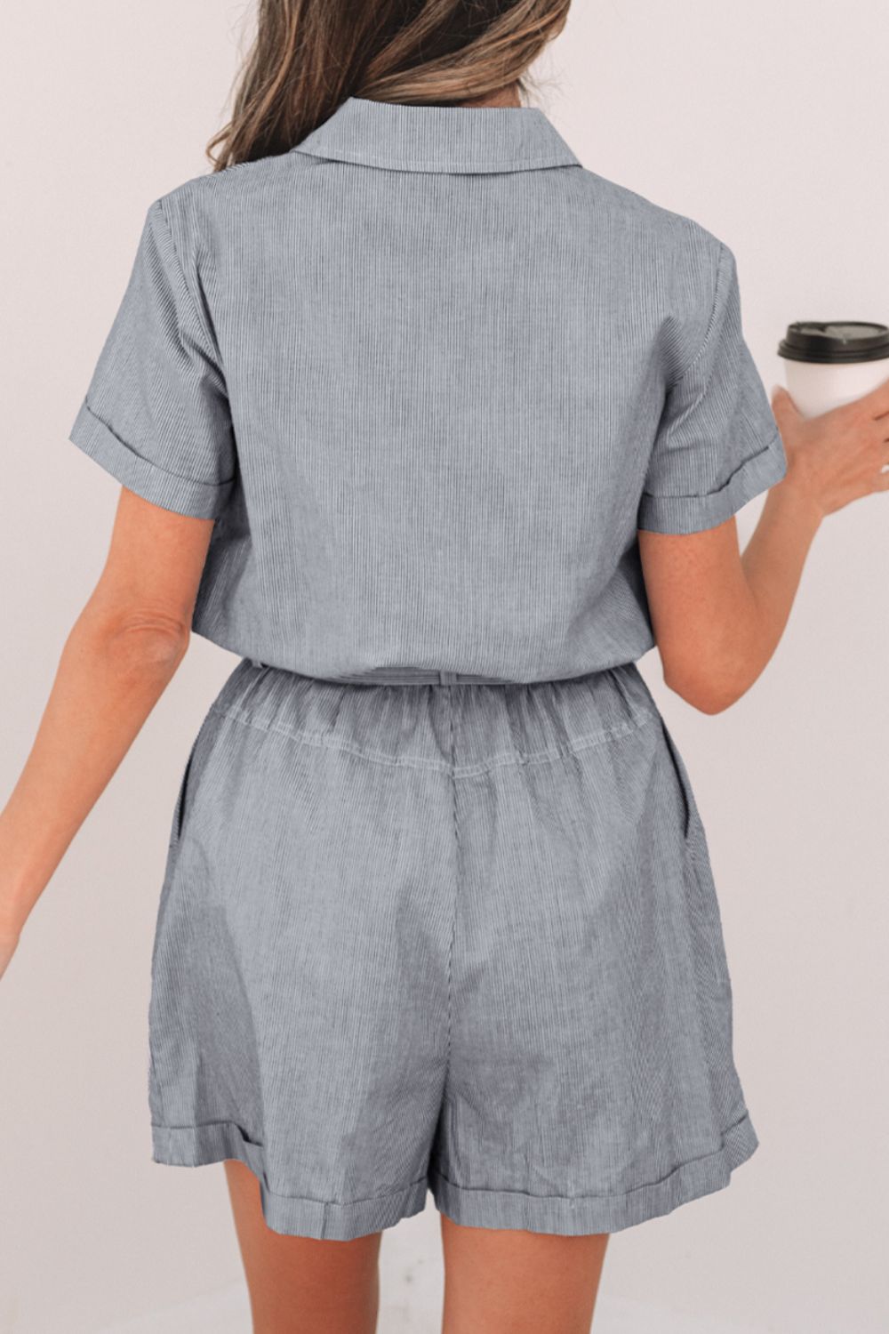 Combinaison rayée avec poches poitrine et ceinture nouée Image secondaire du produit