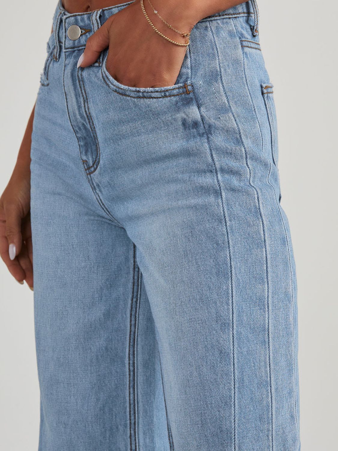 Jeans mit weitem Bein und ungesäumtem Saum und Taschen Zweitbild