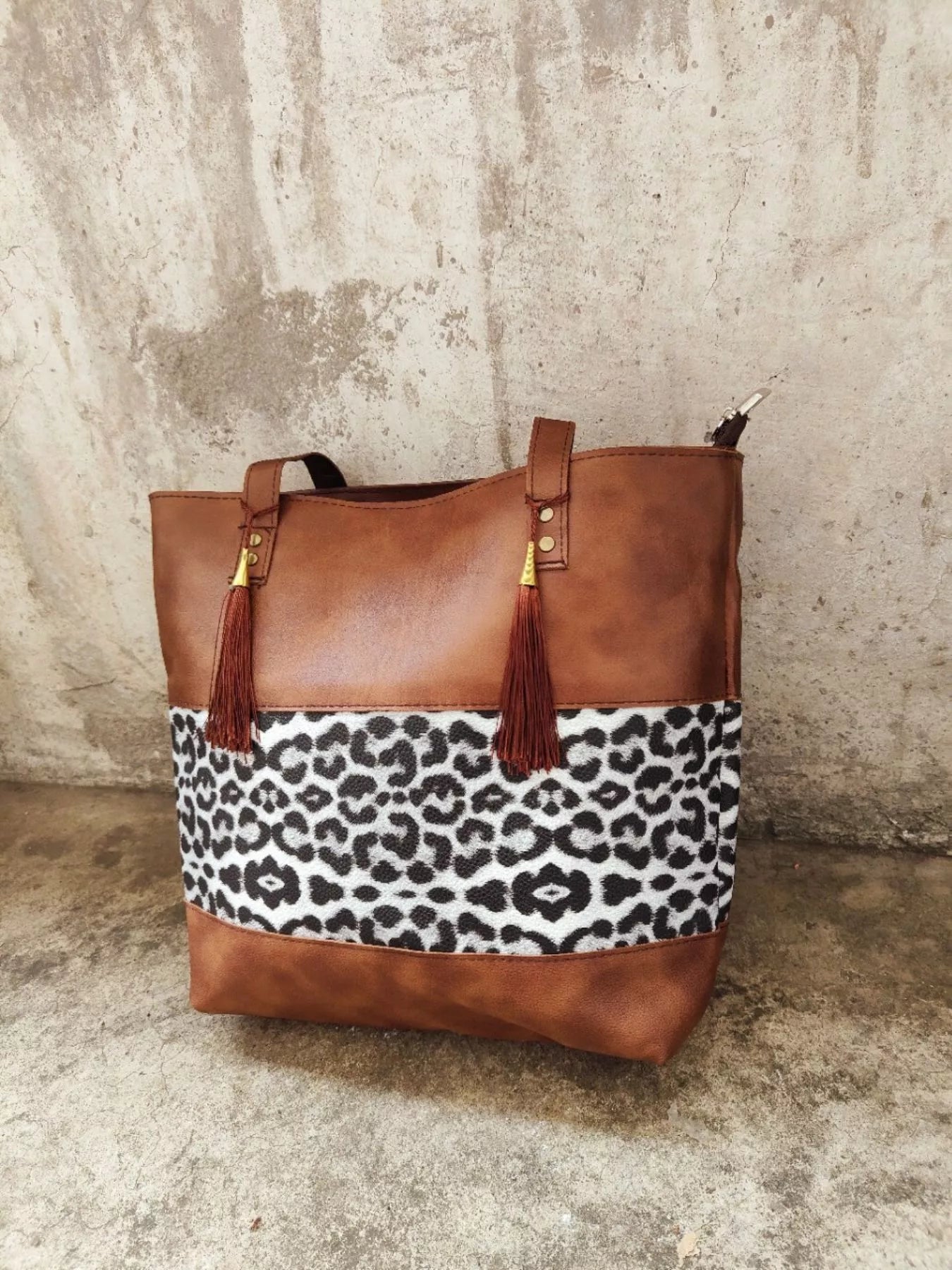 Tassel Leopard Tote Bag Secondary image