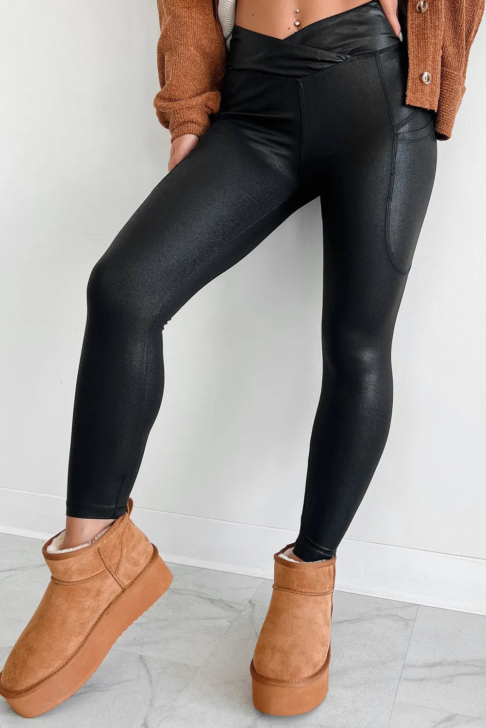 Pocketed V-Cut Waist Leggings - felvior
