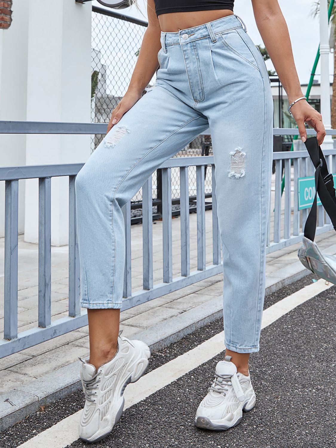 Distressed Straight Jeans with Pockets - felvior