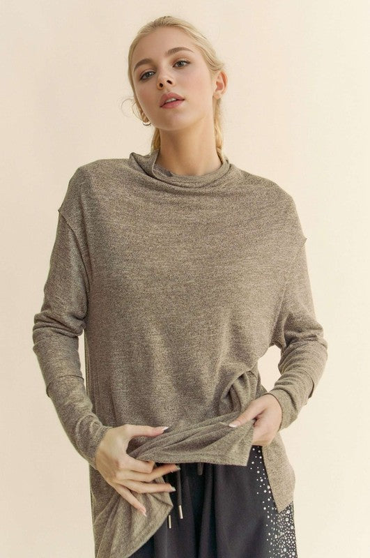 Davi & Dani Slit Mock Neck Long Sleeve Top Image principale du produit