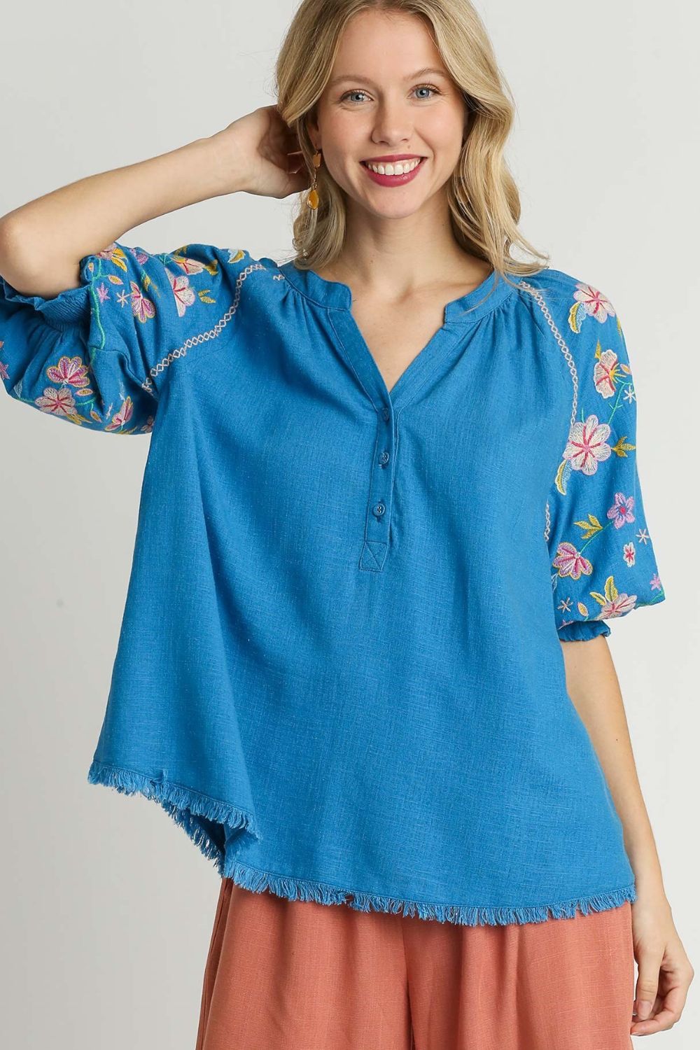 Umgee Full Size Half Button Top with Embroidery Sleeves Plus Size Image principale du produit