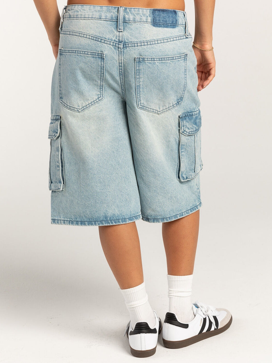 Jeansshorts mit mittelhohem Bund und Taschen Zweitbild