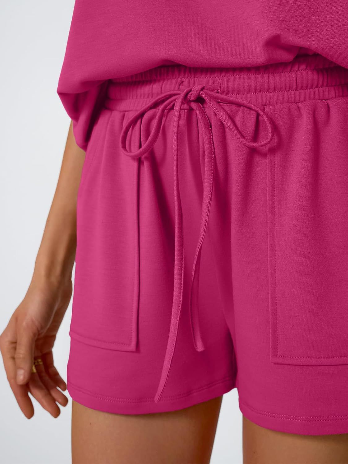 Set aus Top mit Rundhalsausschnitt und Flügelärmeln und Shorts Zweitbild