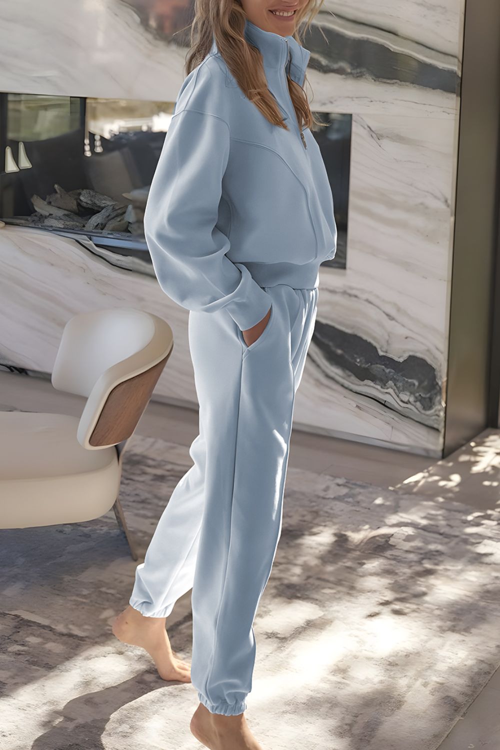 Set aus langärmligem Oberteil mit halbem Reißverschluss und Jogginghose Zweitbild