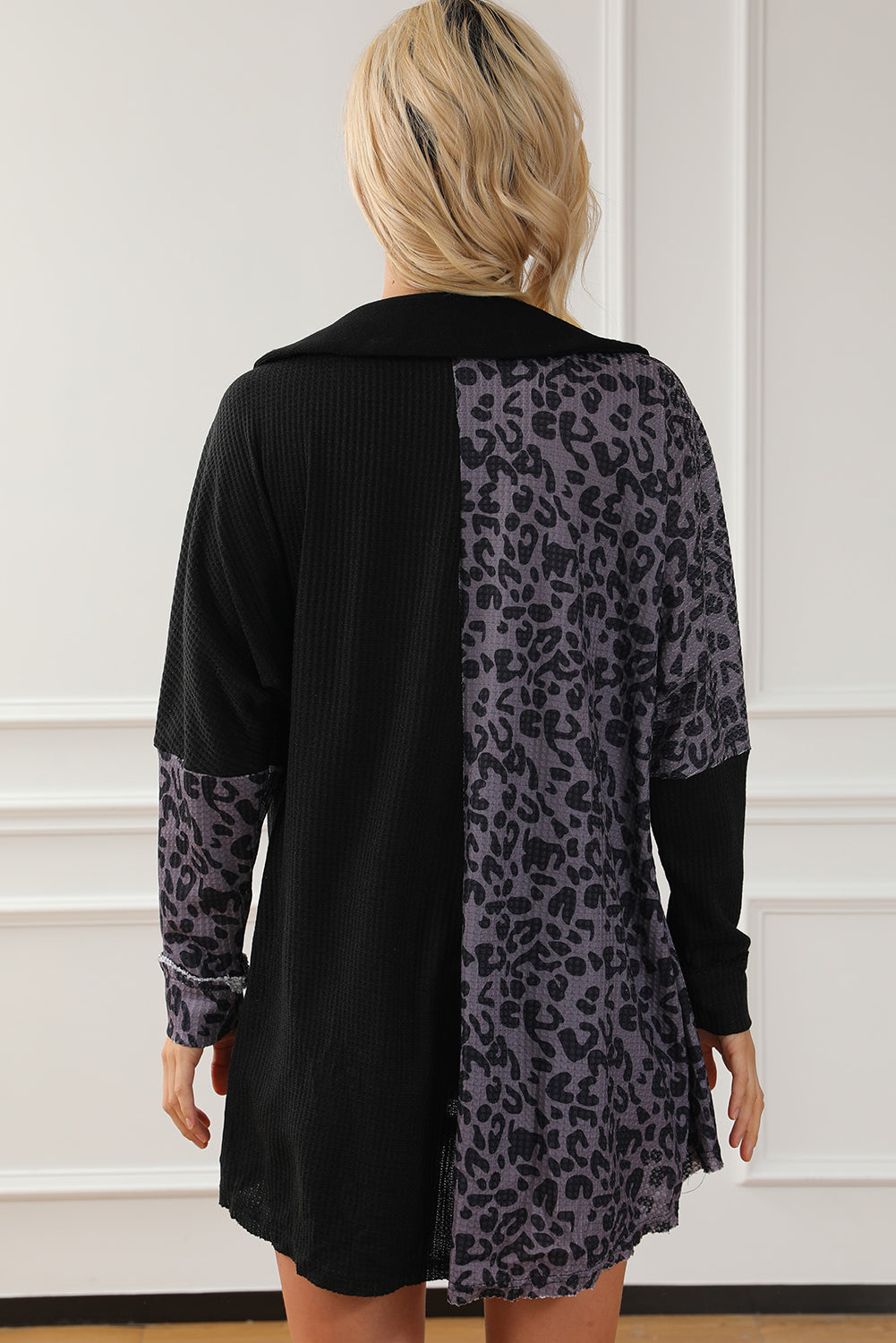 Bluse mit Leoparden-Kragen und halbhohem Knopf Zweitbild