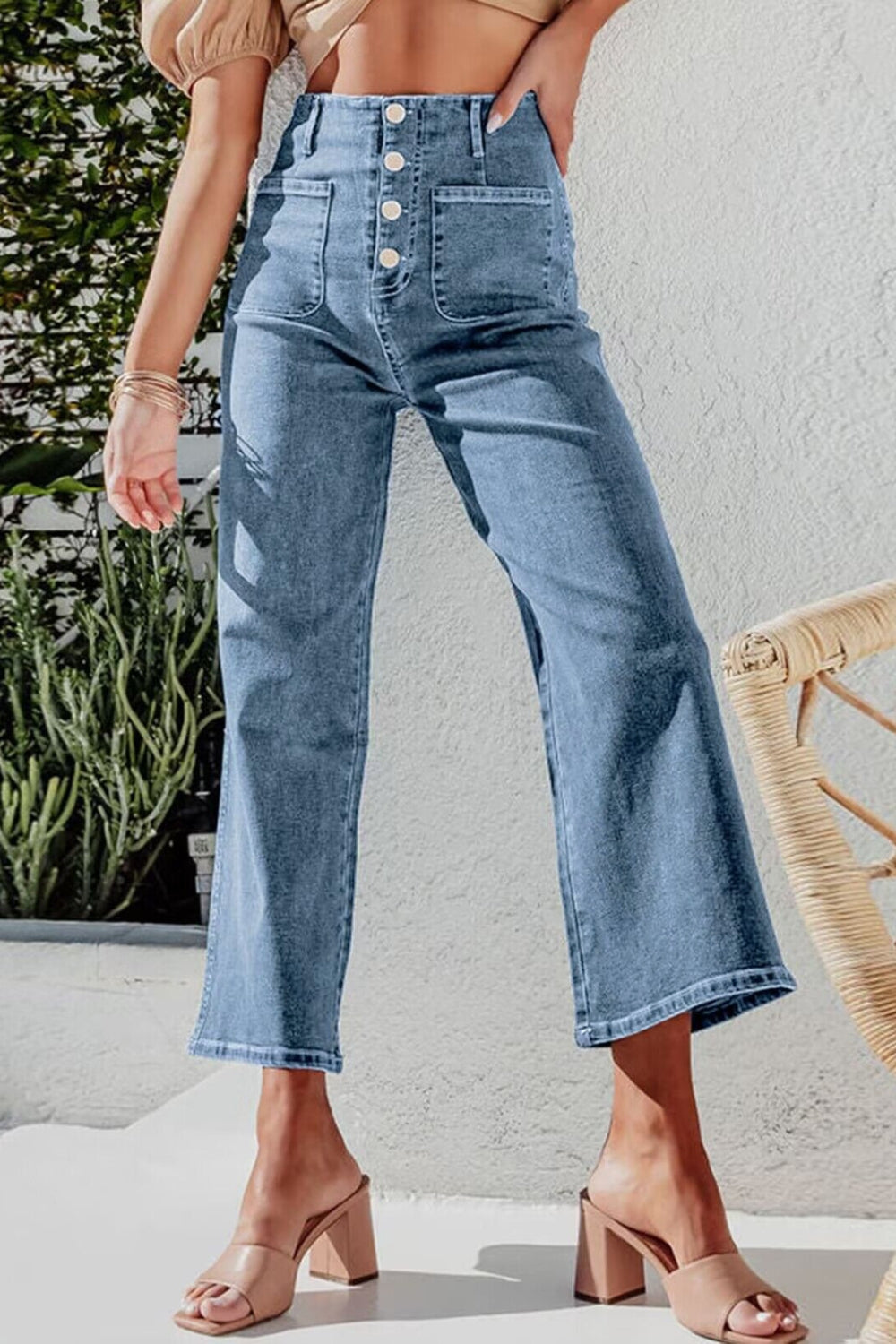 Verkürzte Jeans mit weitem Bein und Knopfleiste Zweitbild