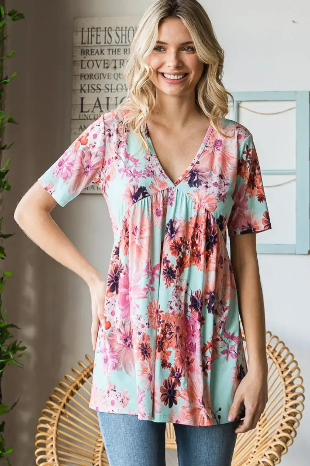 Heimish Full Size Floral V-Neck Short Sleeve Babydoll Blouse Hauptbild
