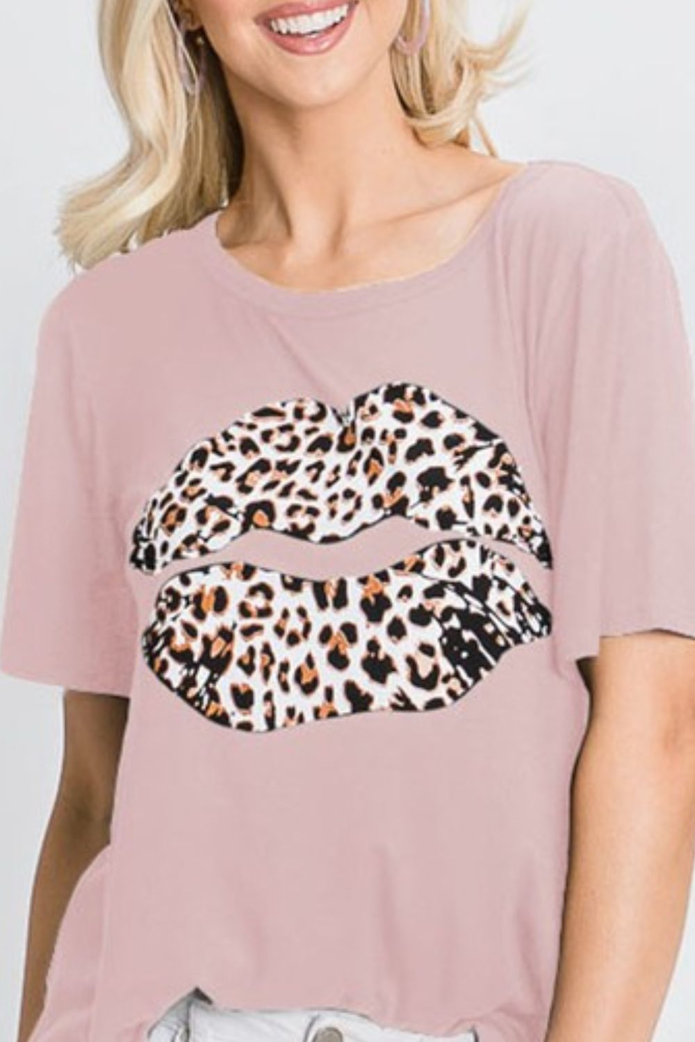 Heimish Full Size Leopard Lip Round Neck Short Sleeve T-Shirt Plus Size Zweitbild