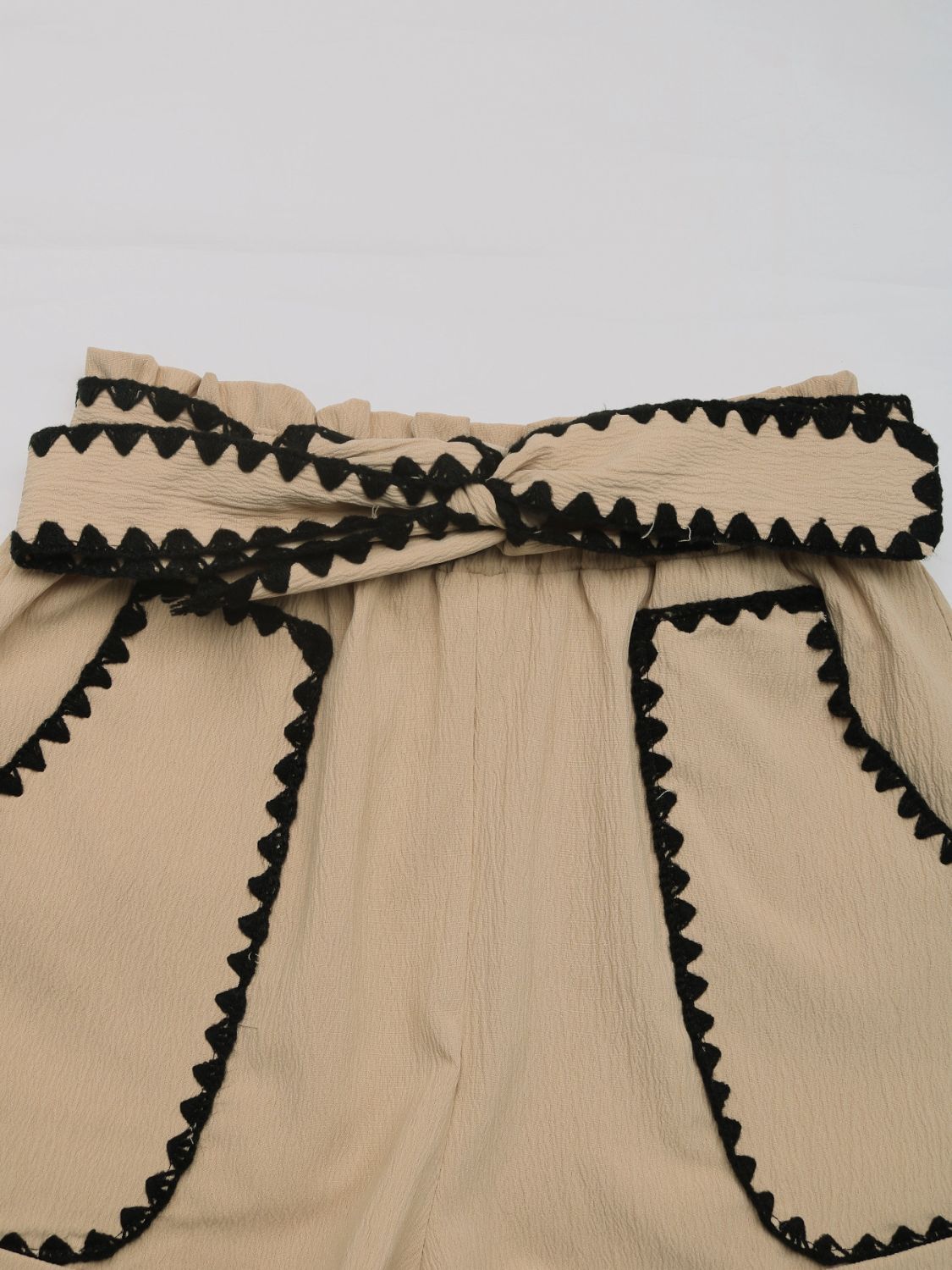 Perfee Tied Contrast Trim Shorts - felvior