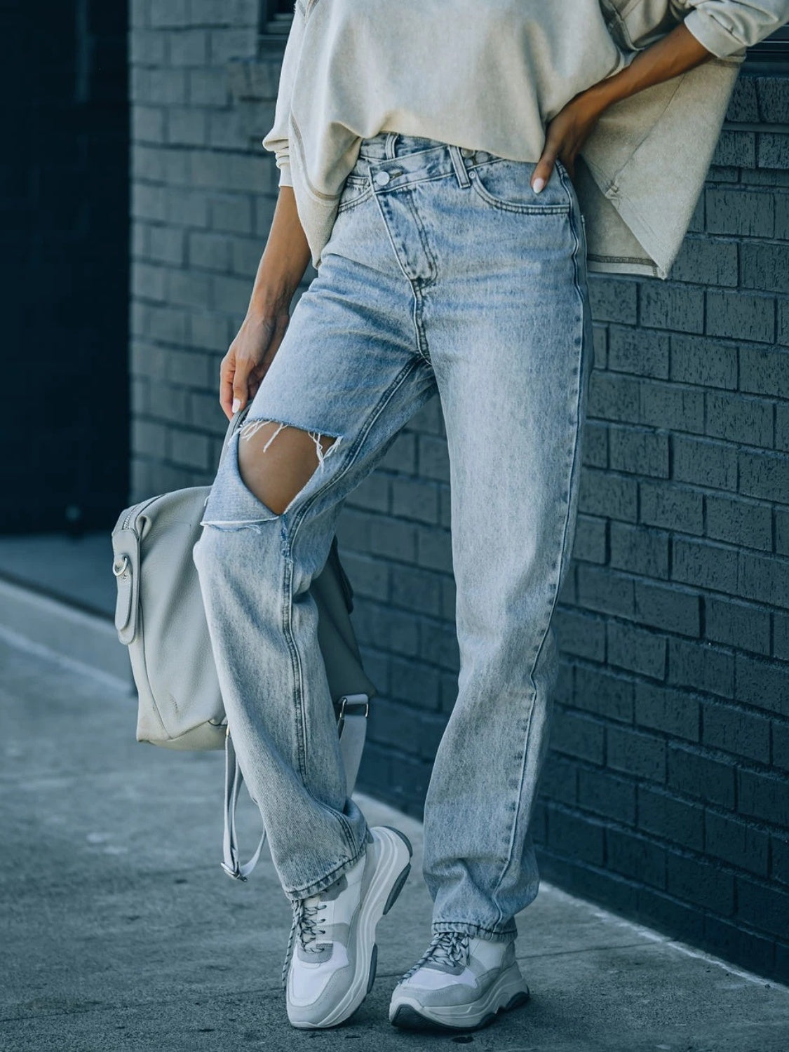 Distressed Asymmetric Waist Jeans - felvior