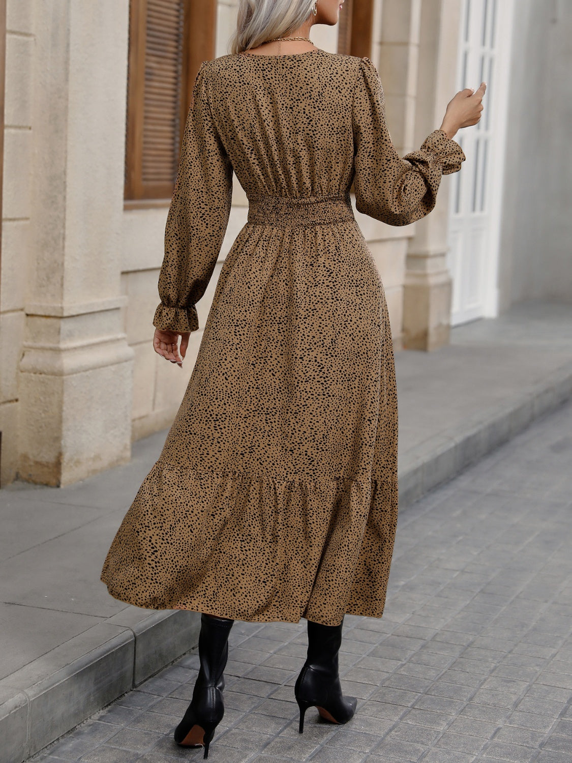 Kleid mit V-Ausschnitt, Volantärmeln und Rüschensaum Zweitbild