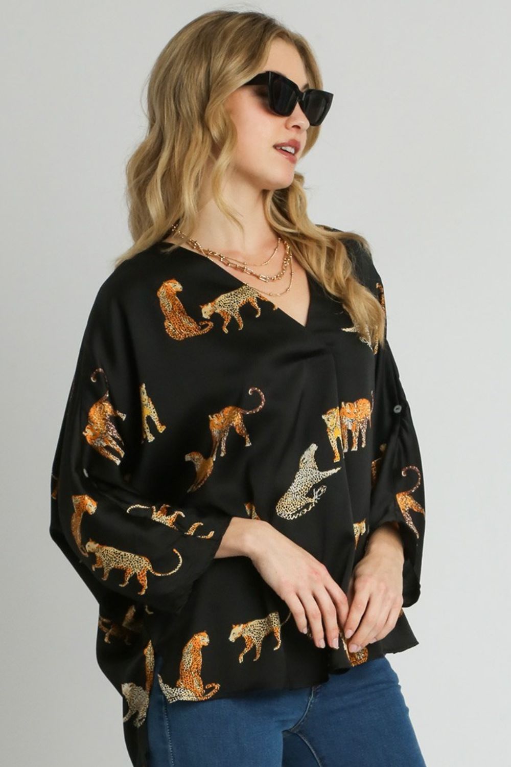 Umgee Full Size High-Low Satin Animal Print V-Neck Blouse Plus Size Hauptbild