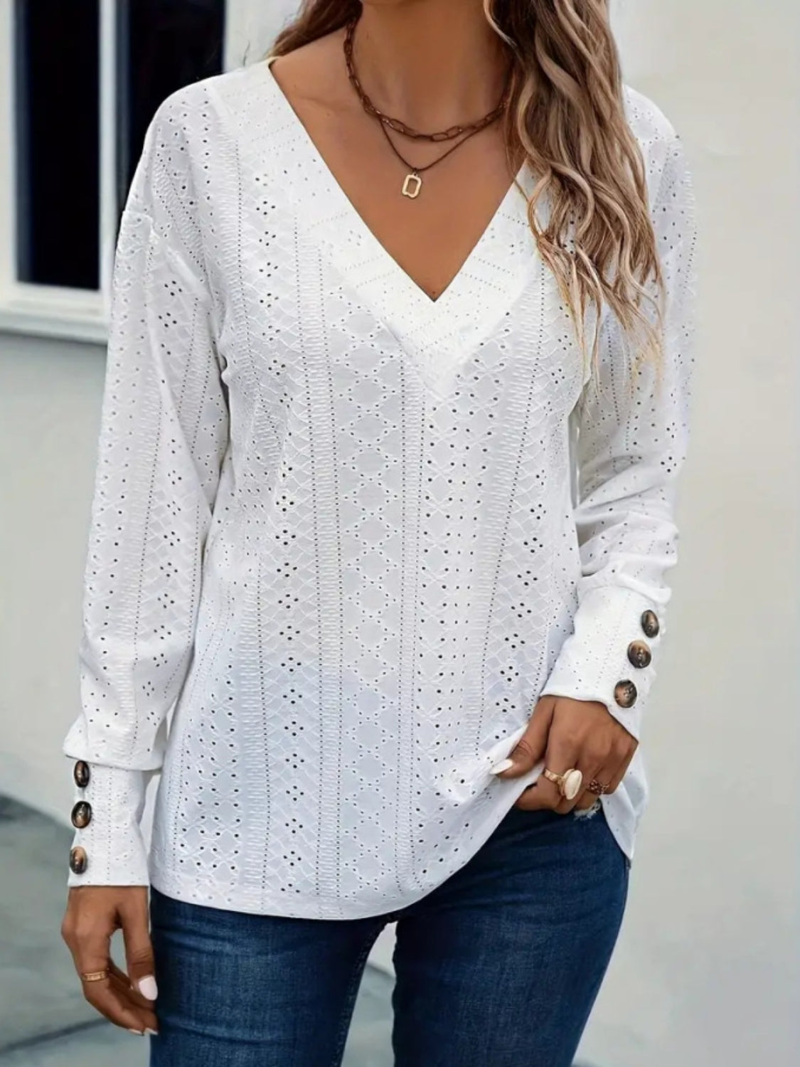 Eyelet V-Neck Long Sleeve Blouse Image principale du produit