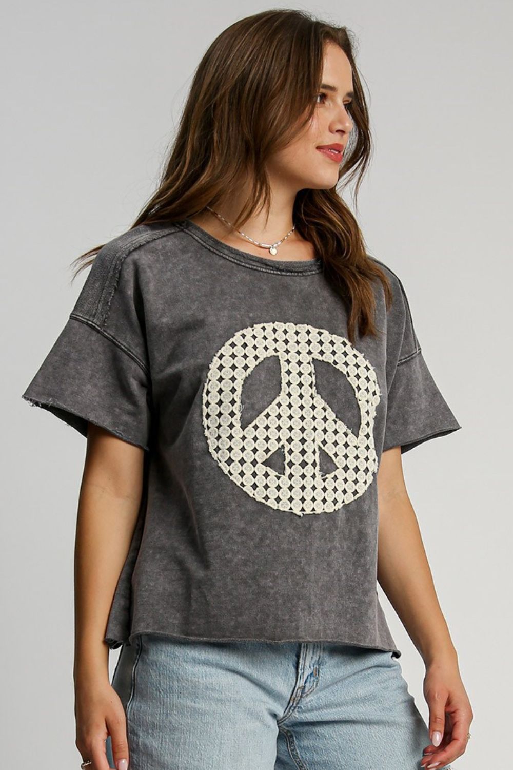 T-shirt Umgee délavé minéral avec appliques en dentelle, grande taille Image secondaire du produit