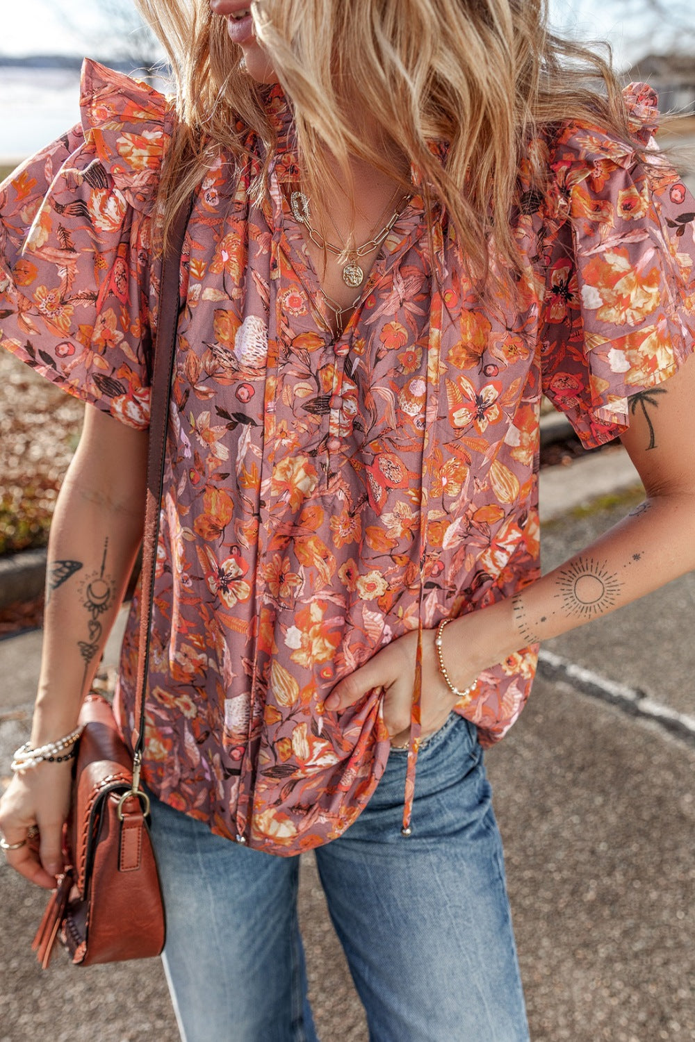 Floral Ruffled Layered Short Sleeve Tie Neck Blouse Image principale du produit