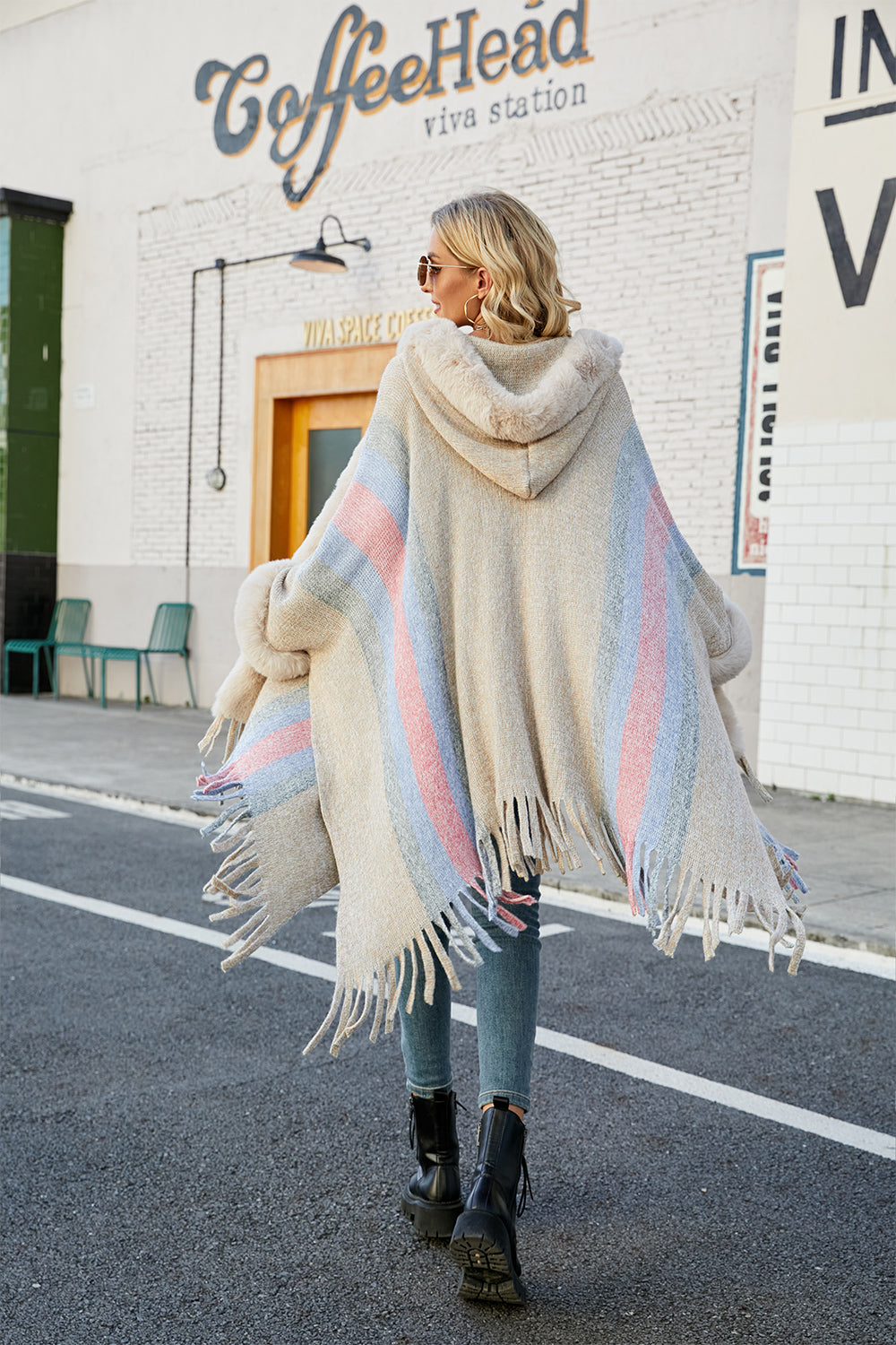 Poncho mit Farbblock-Fransendetail Zweitbild