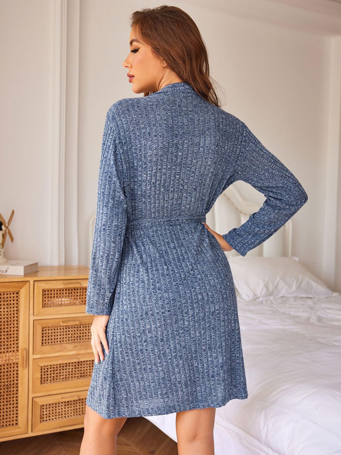 Einfarbiges Lounge-Nachthemd mit Taschen und Bindeband Zweitbild